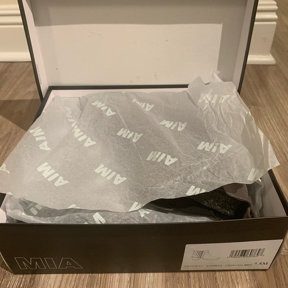 Like NEW M.I.A. Boots - Picture 8 of 9